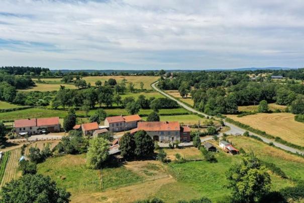 Roue D'Escampette Gite D'Etape Et De Sejour Champagnat  Exterior foto